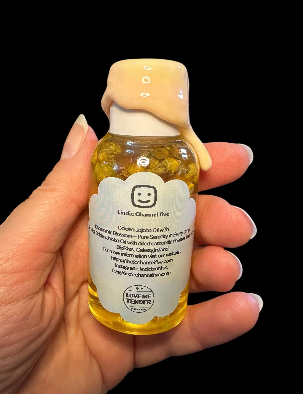 Golden Jojoba Oil with Chamomile Blossoms – Pure Serenity in Every Drop